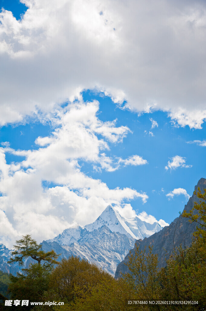 蓝天白云下的壮丽山脉