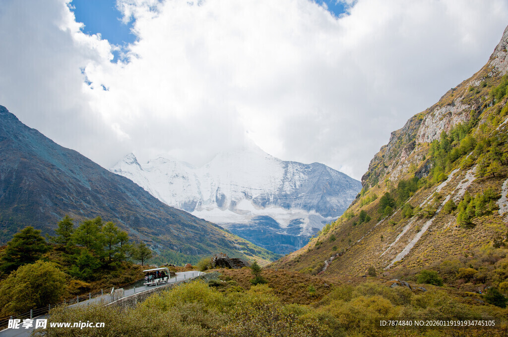 山间美景 云雾缭绕的山谷