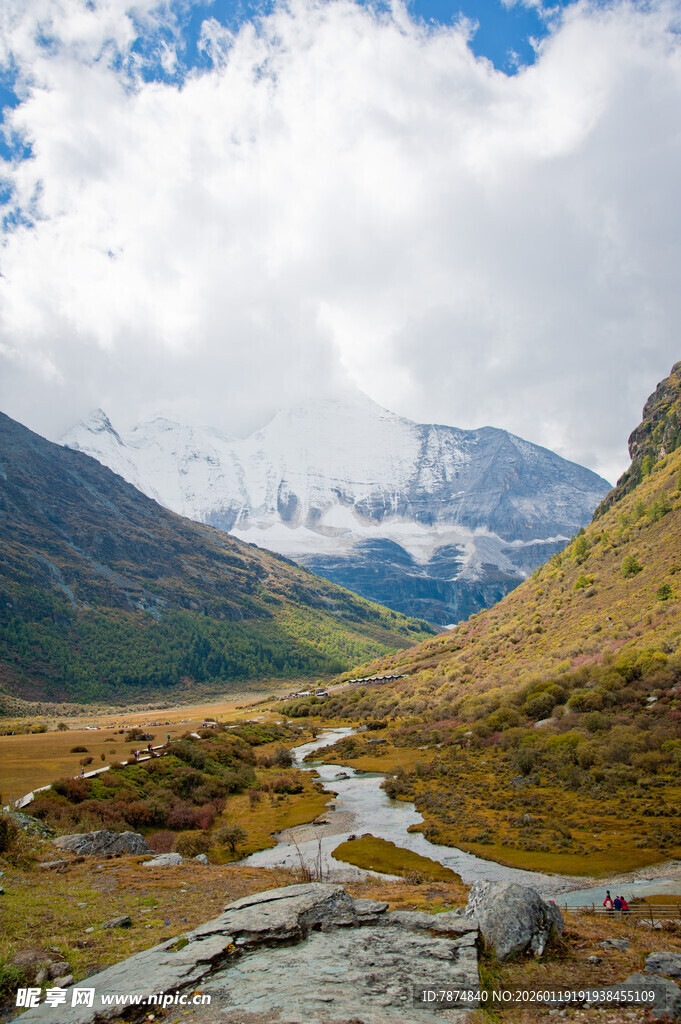 山间溪流与壮丽雪山美景