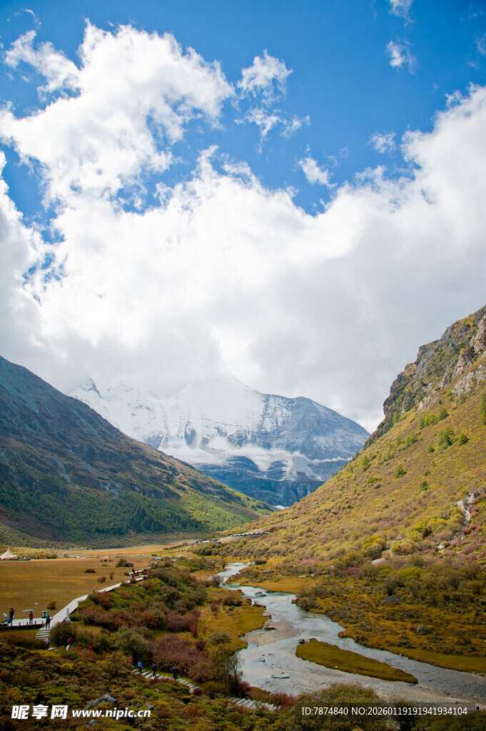 山间溪流与蓝天白云美景