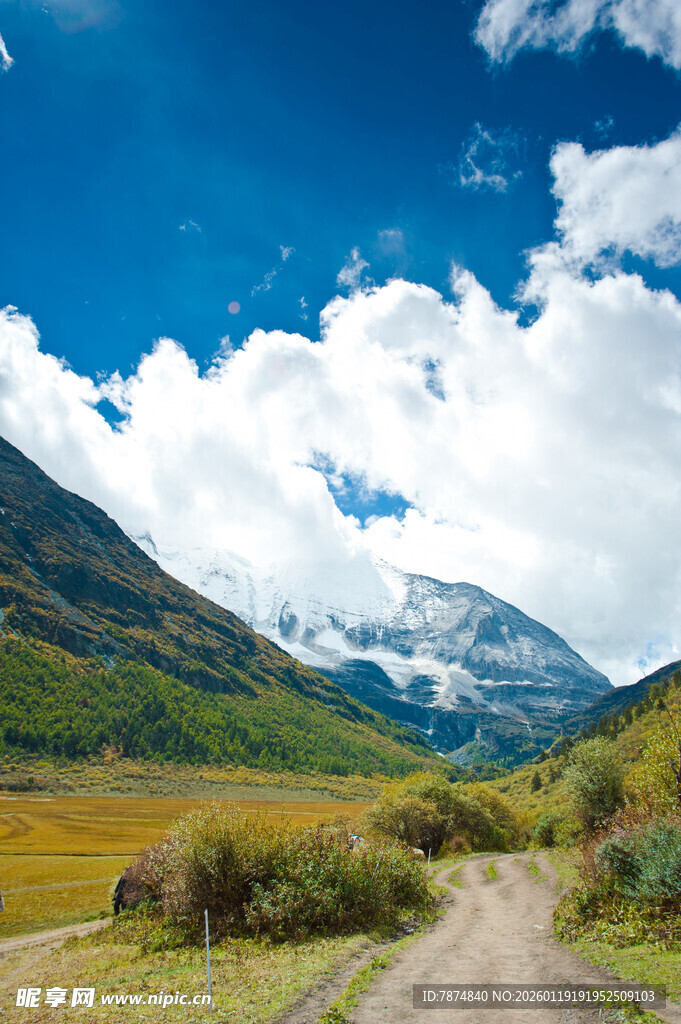 山间土路 壮美自然风光