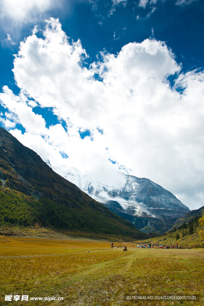 草原上的壮丽雪山风光