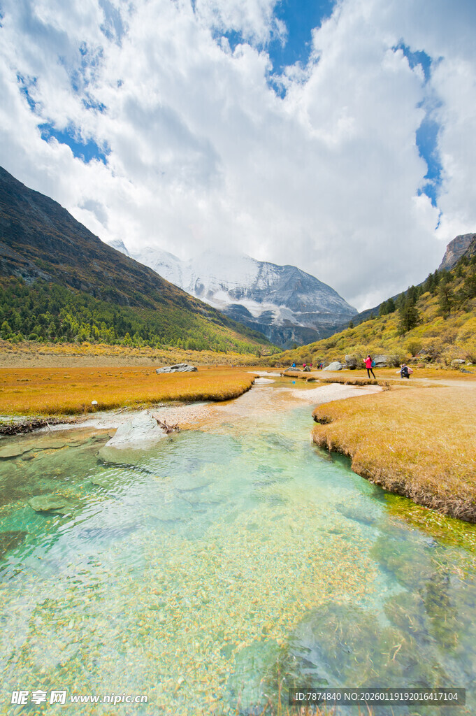 山间清澈溪流与壮美风光