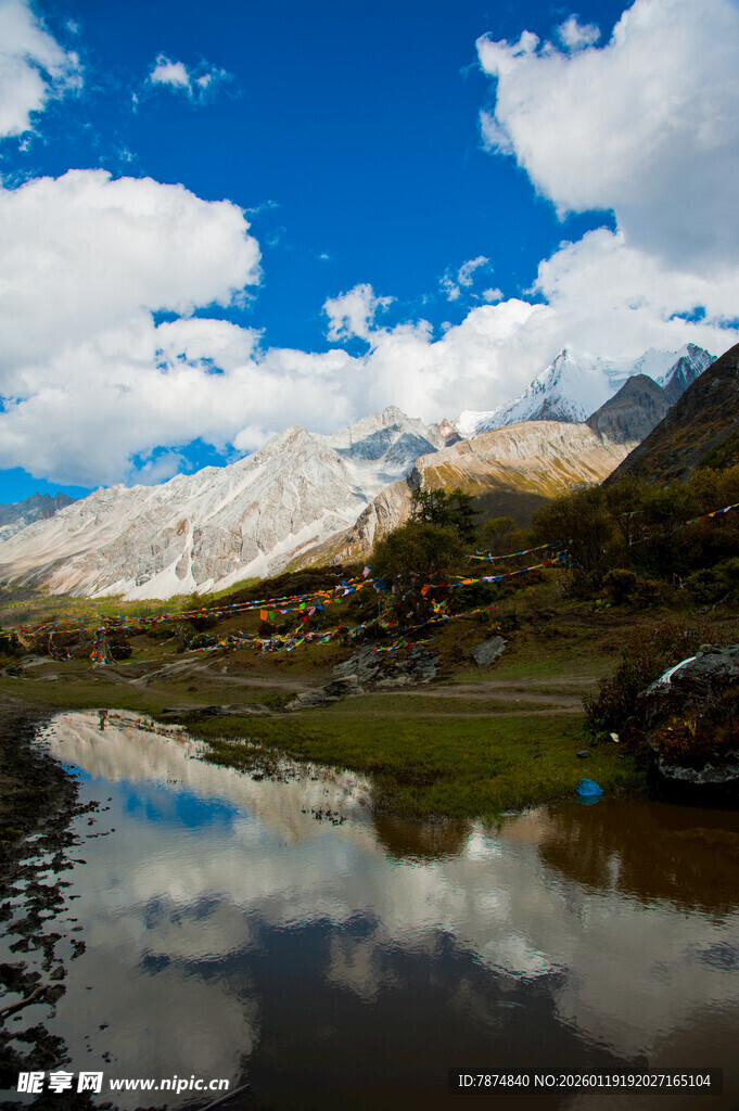 山间湖水映蓝天白云