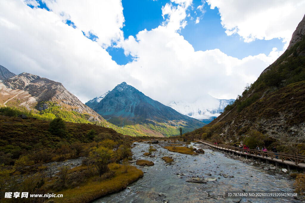 山间溪流与壮丽山峦景色
