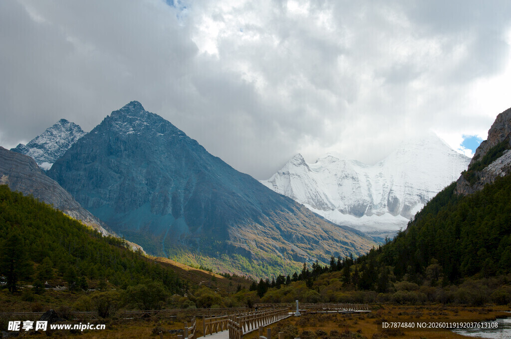 壮丽山景 云雾缭绕的山谷