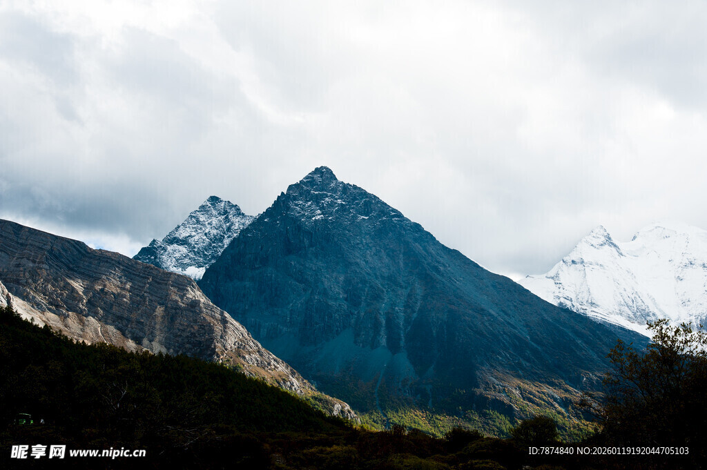 巍峨壮丽的高山景观