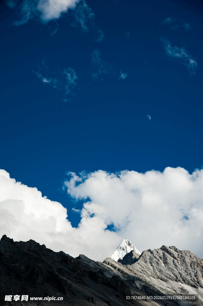 蓝天雪山间的白云美景