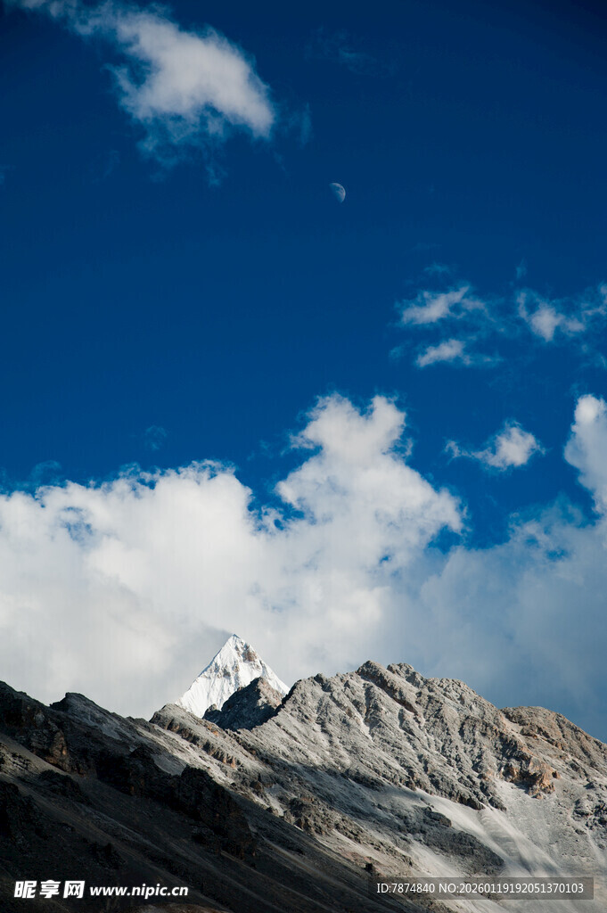 蓝天白云下的巍峨雪山