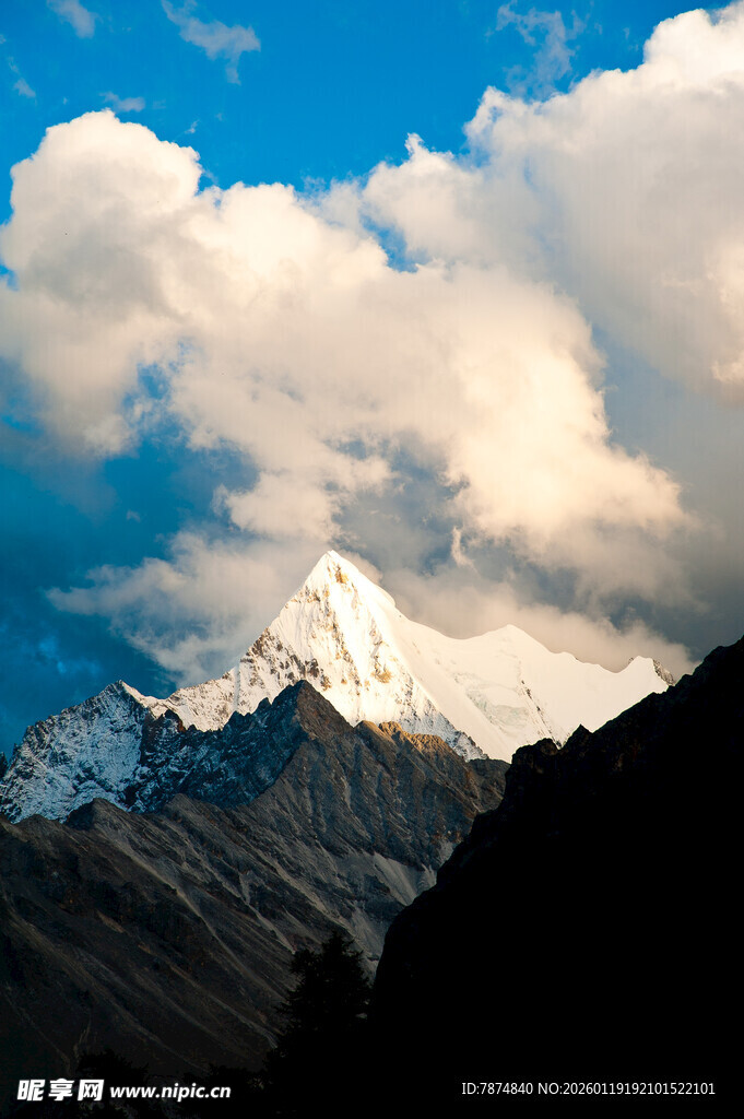 雪山之巅的壮丽云海
