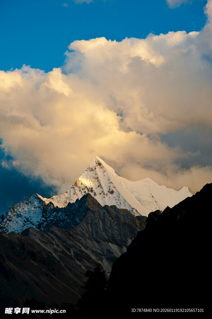 雪山之巅的壮丽云海
