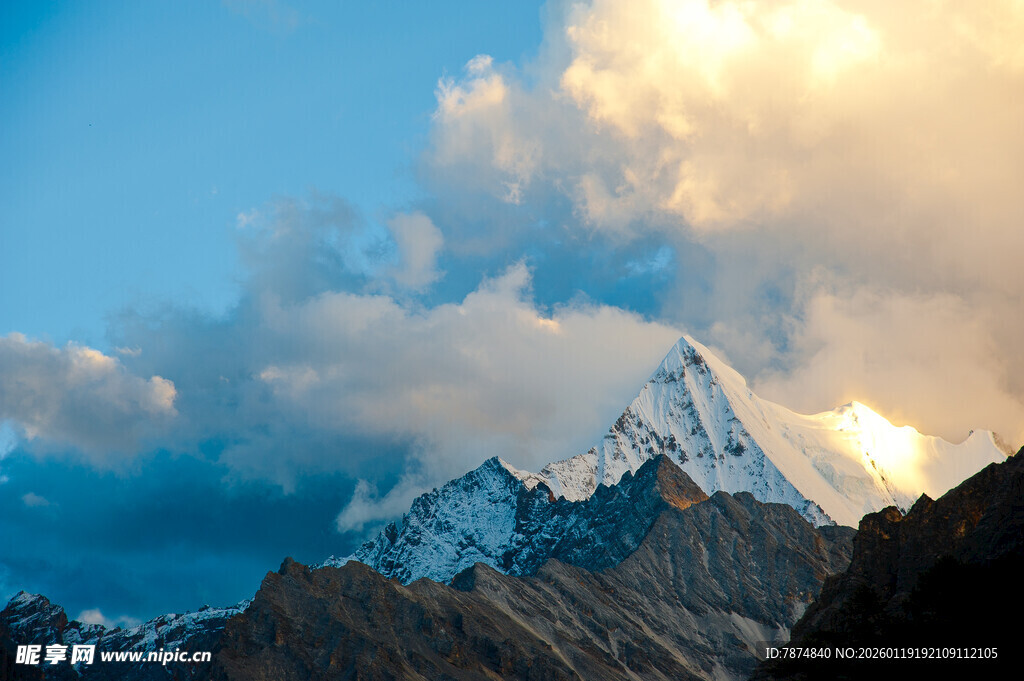 雪山映日壮丽美景