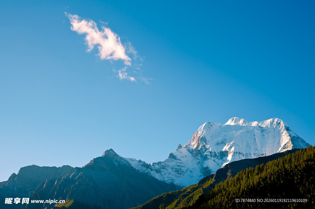 壮丽雪山蓝天美景