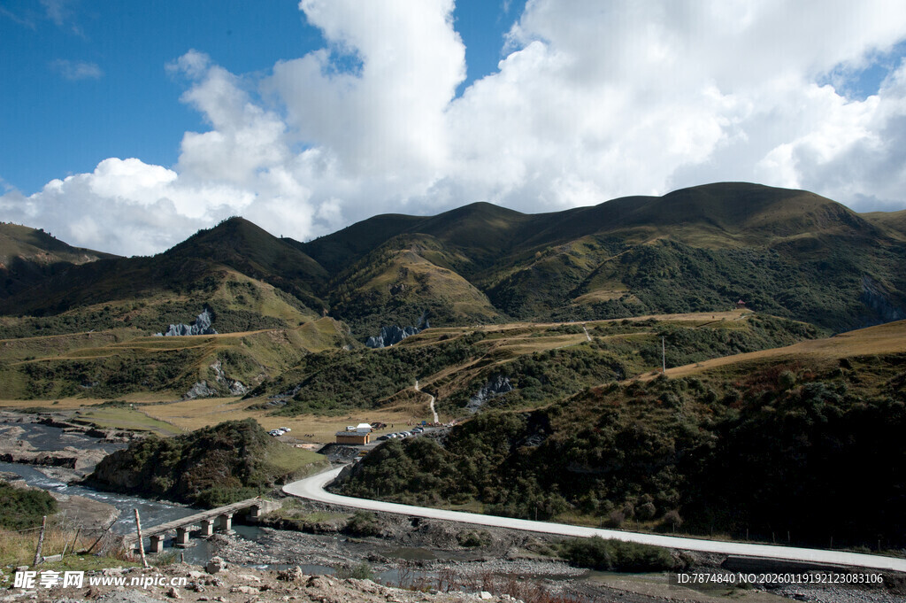 山间蜿蜒公路与壮丽风光