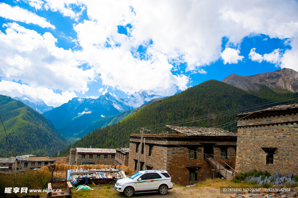藏区山村风光与民居