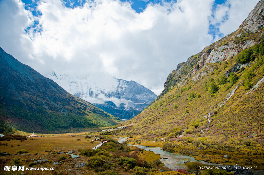 山间美景 蓝天白云下的山谷