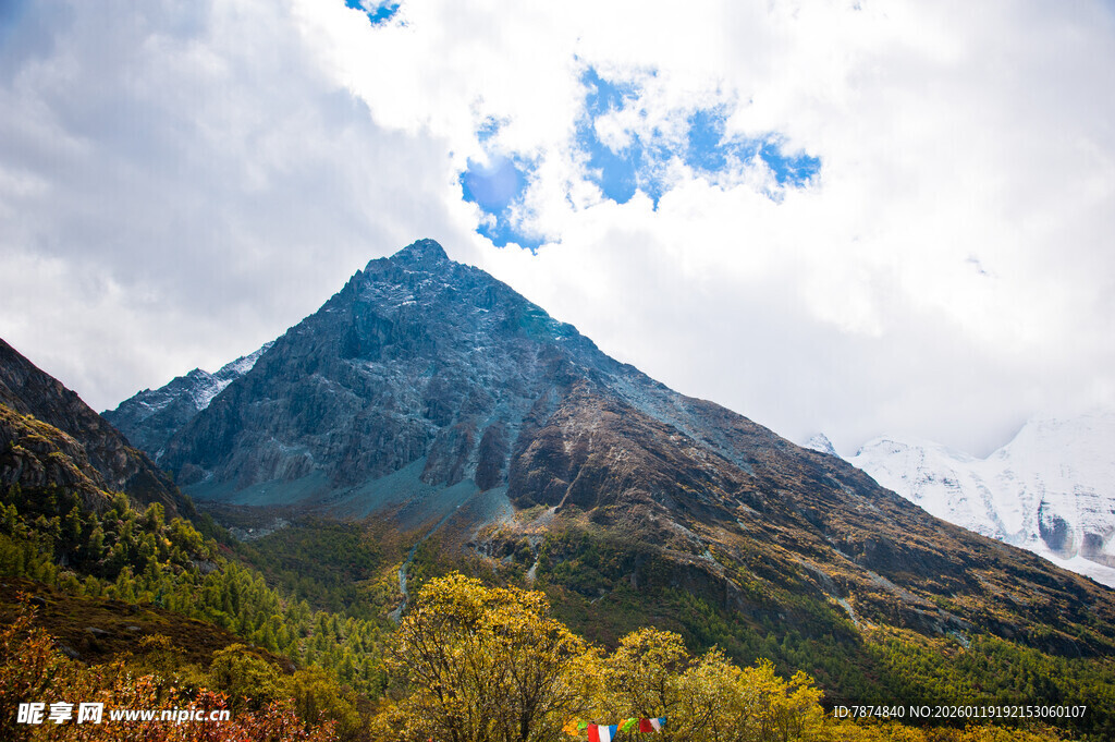 巍峨青山秋景如画