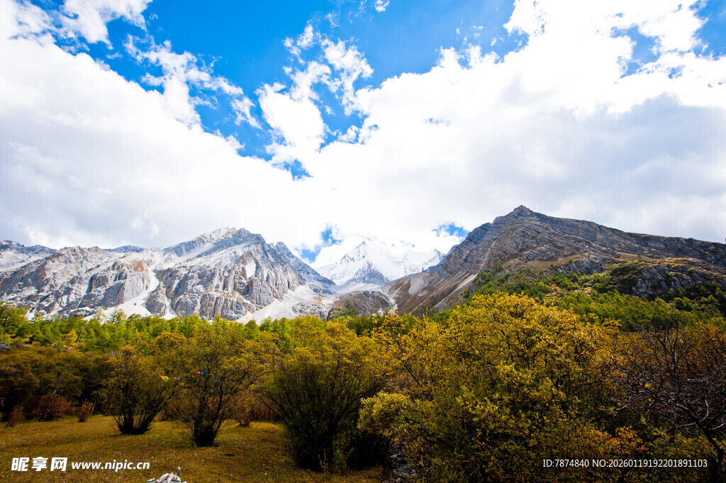 山间秋景 蓝天白云映山峦