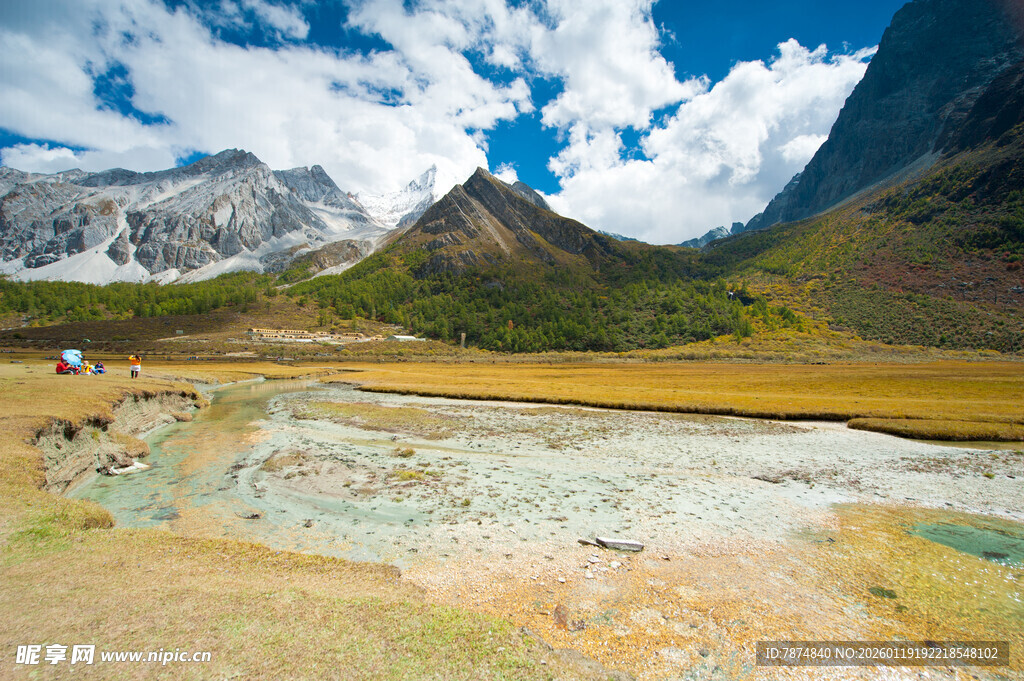 高山湖畔美景