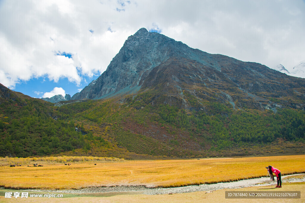 山间美景 旅人漫步赏风光