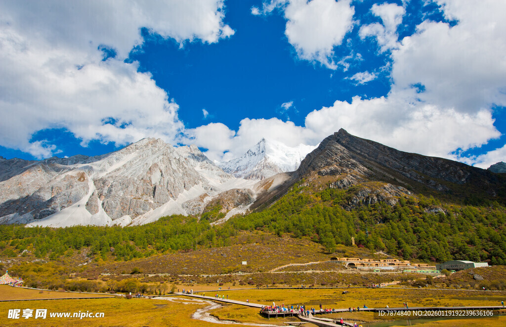 雪山下的多彩高原风光