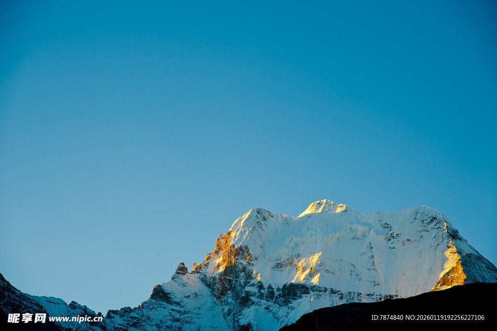 日照雪山美景