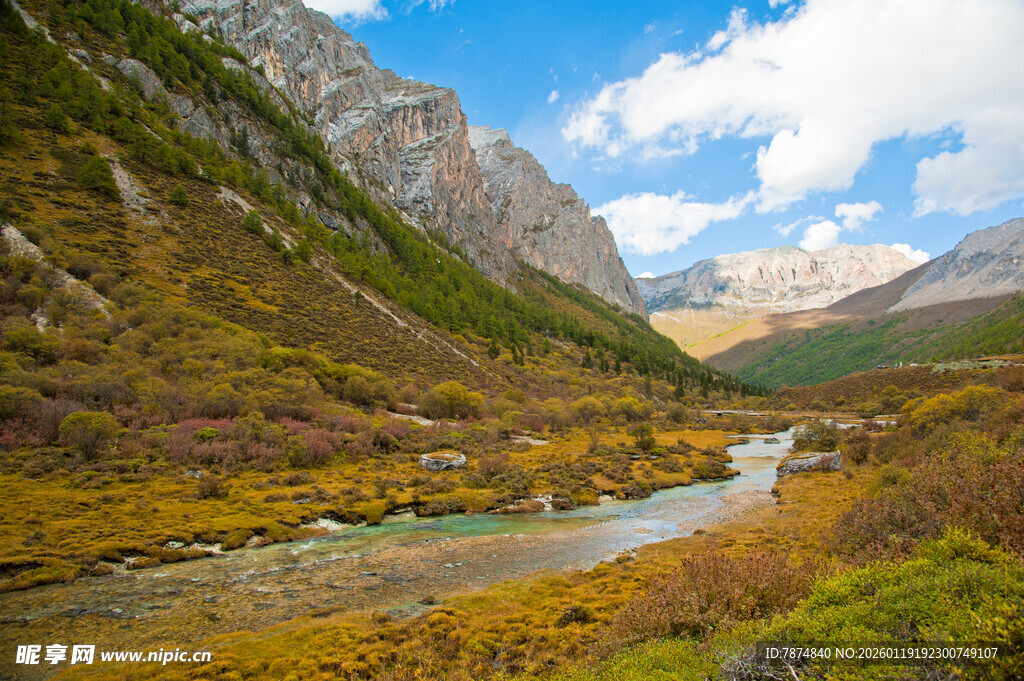 山间河谷秋日美景