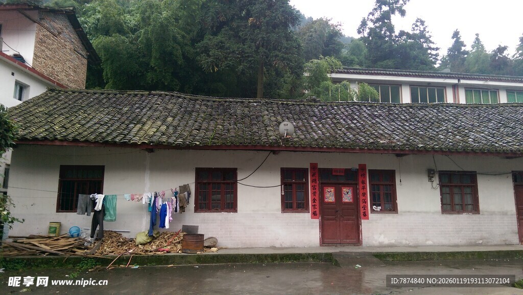 乡村小屋前的劳作场景