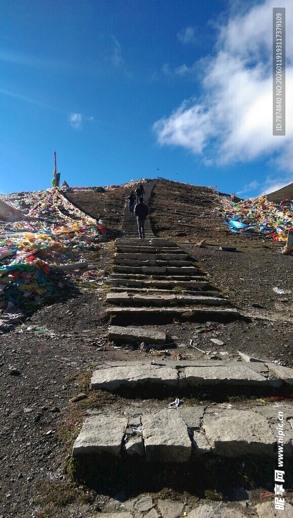 山间经幡相伴的石阶之路