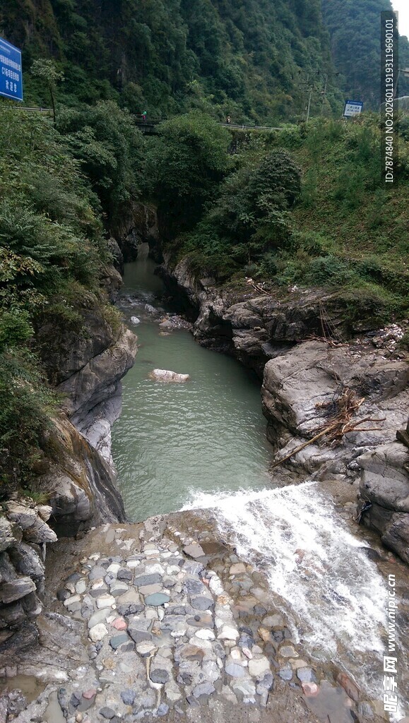 山间溪流景色秀丽