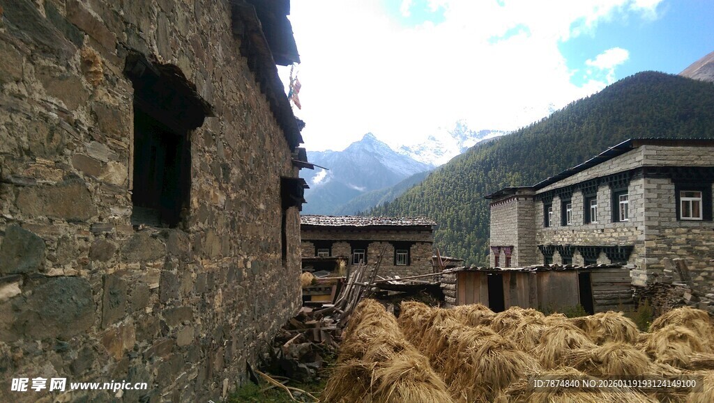乡村石屋旁的质朴景致