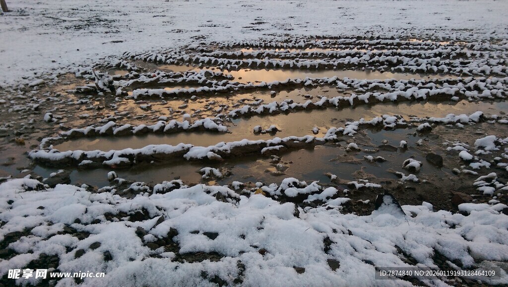 雪地中排列整齐的石块