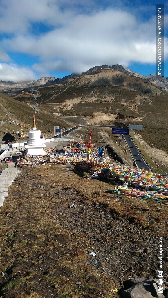 高山上的祈福经幡景观