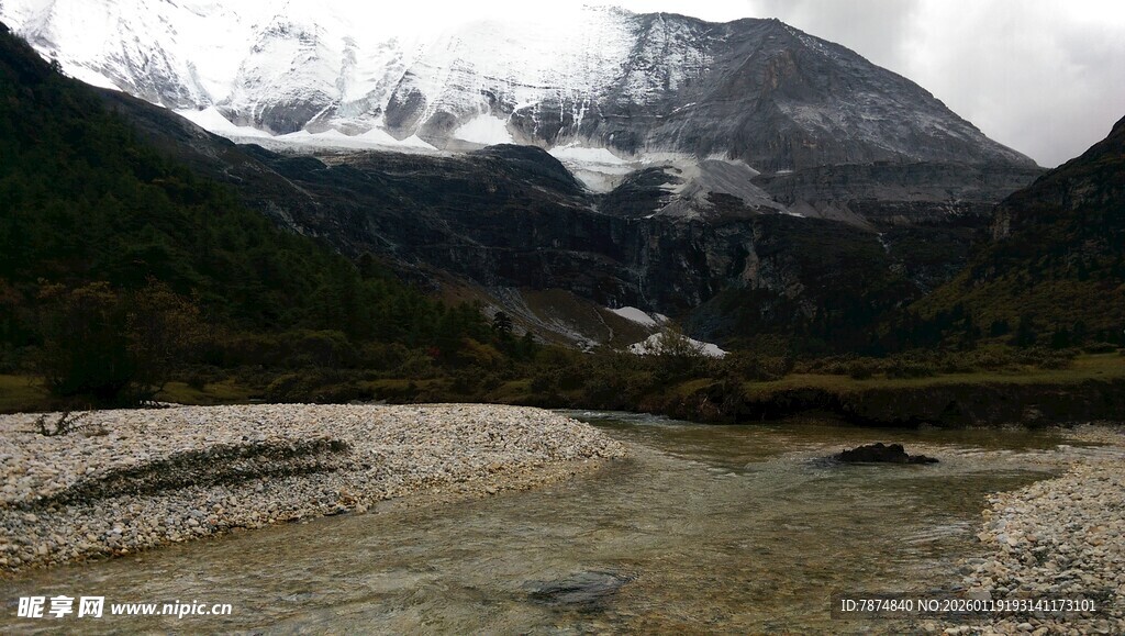 山间溪流与远处雪山美景