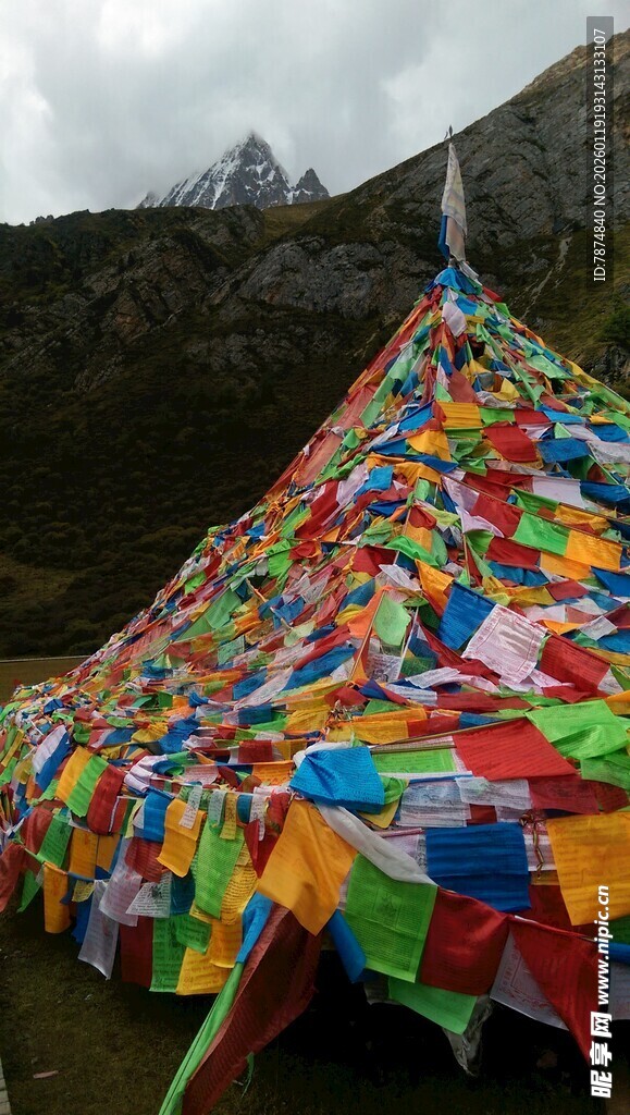 五彩经幡飘扬山间