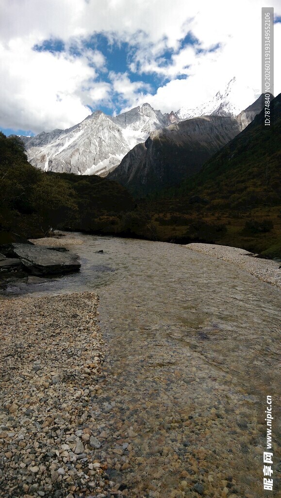 山间碎石路与远处雪山