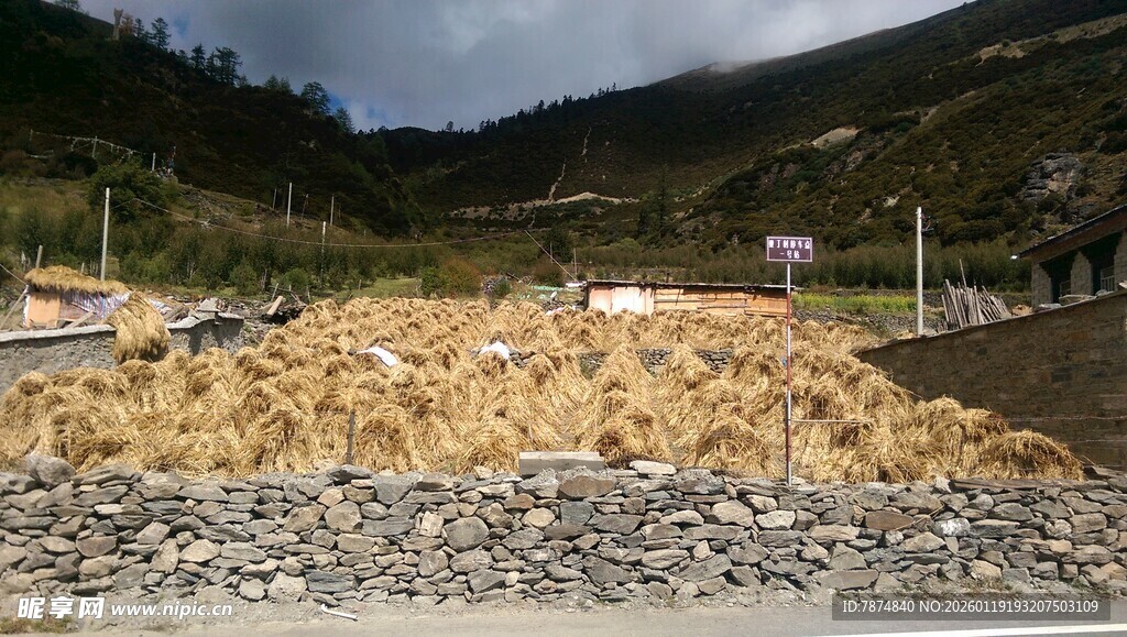 户外堆积的大量土石