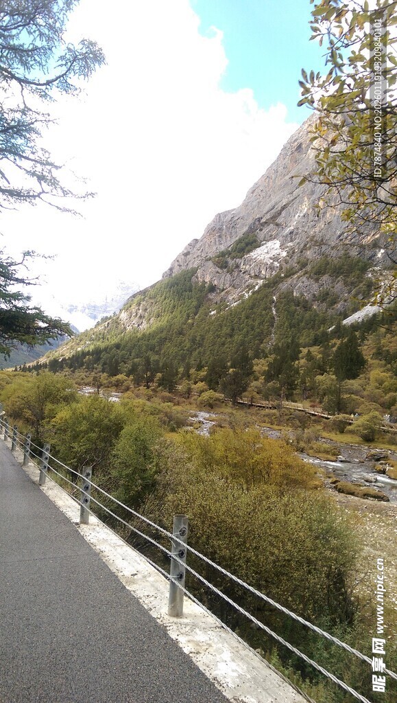 山间骑行道 自然风光美