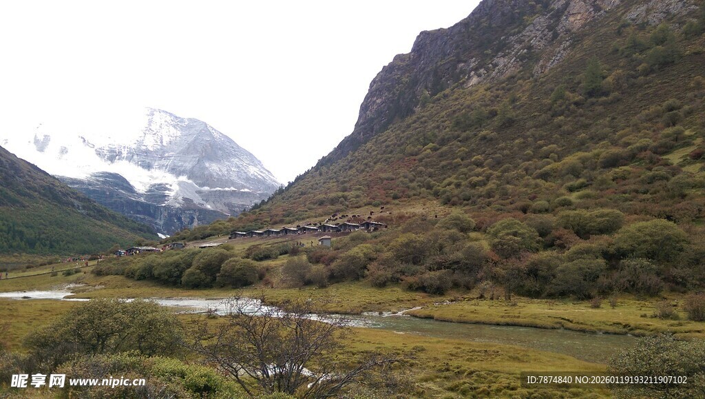 山间河谷的壮美自然景观