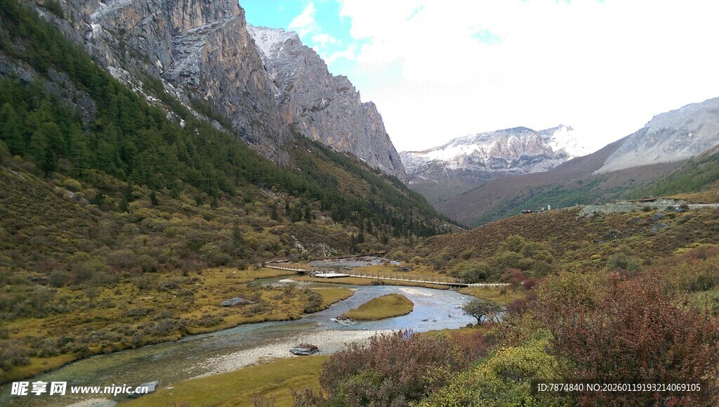 山间蜿蜒河流的秋日景色