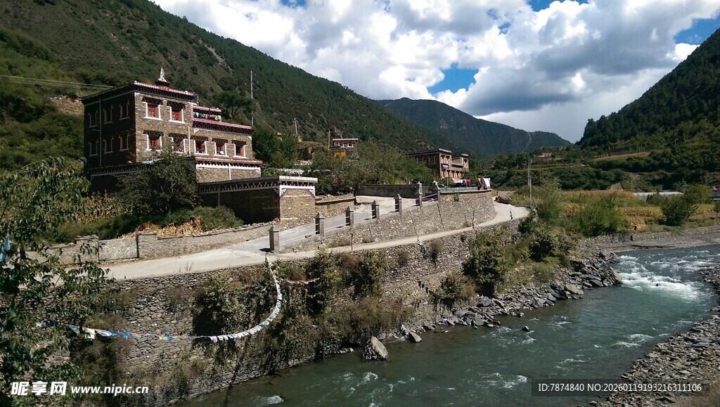 山间河畔的藏式建筑