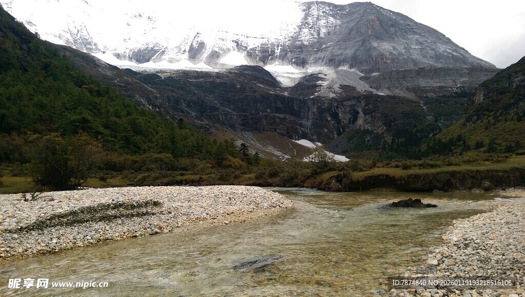 雪山下的潺潺溪流