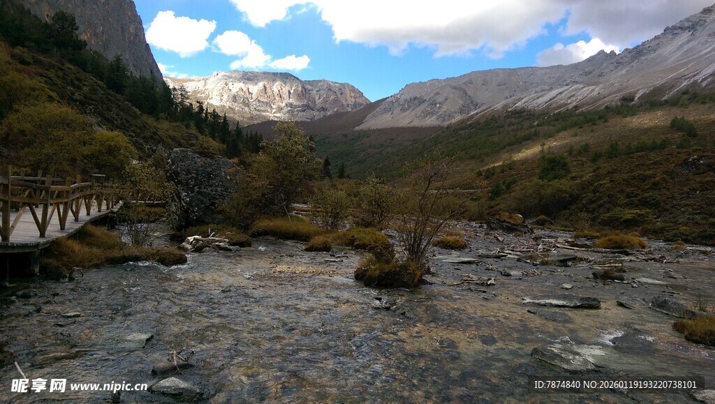 山间碎石路 自然风光美