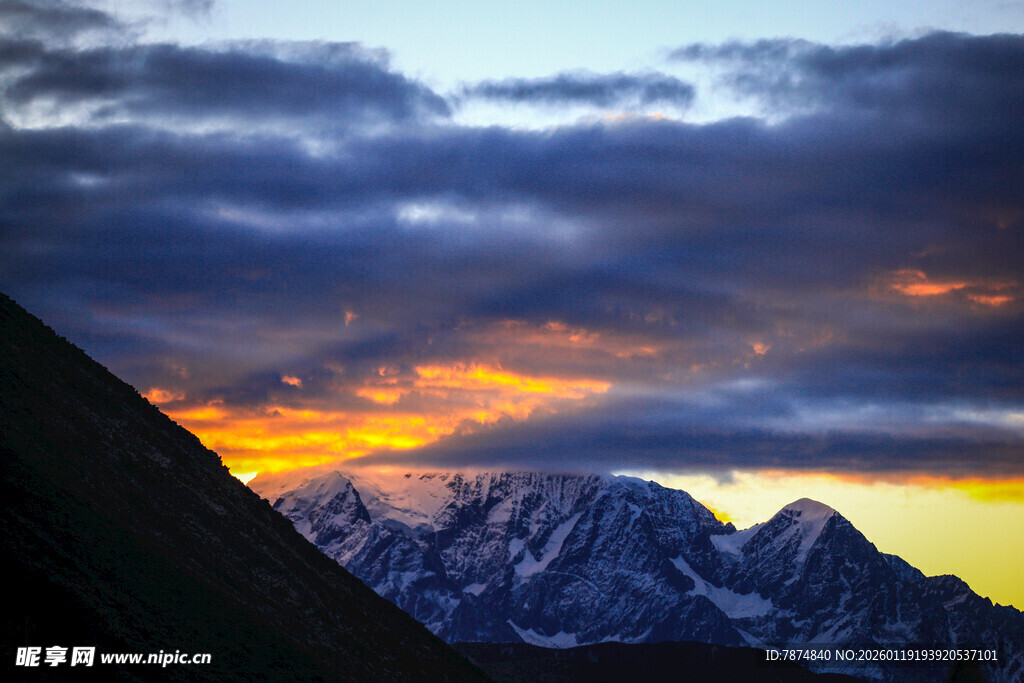 壮丽山巅的绚烂霞光