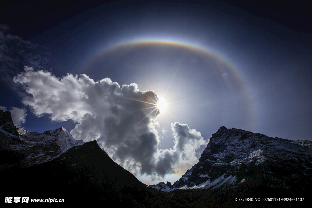 高山上空的壮丽日晕景观