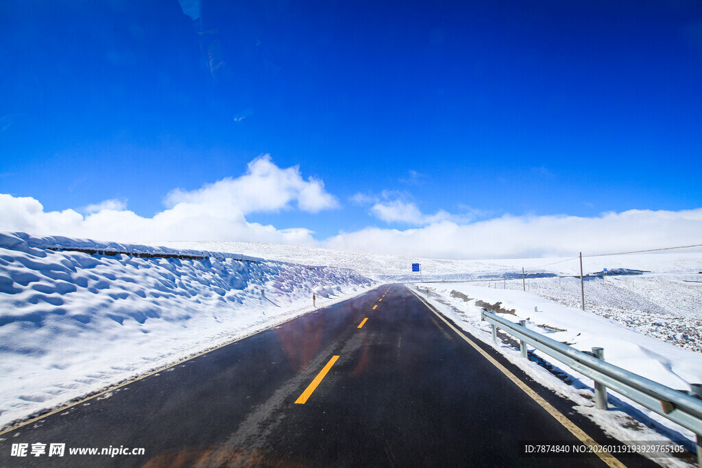 雪后公路伸向远方