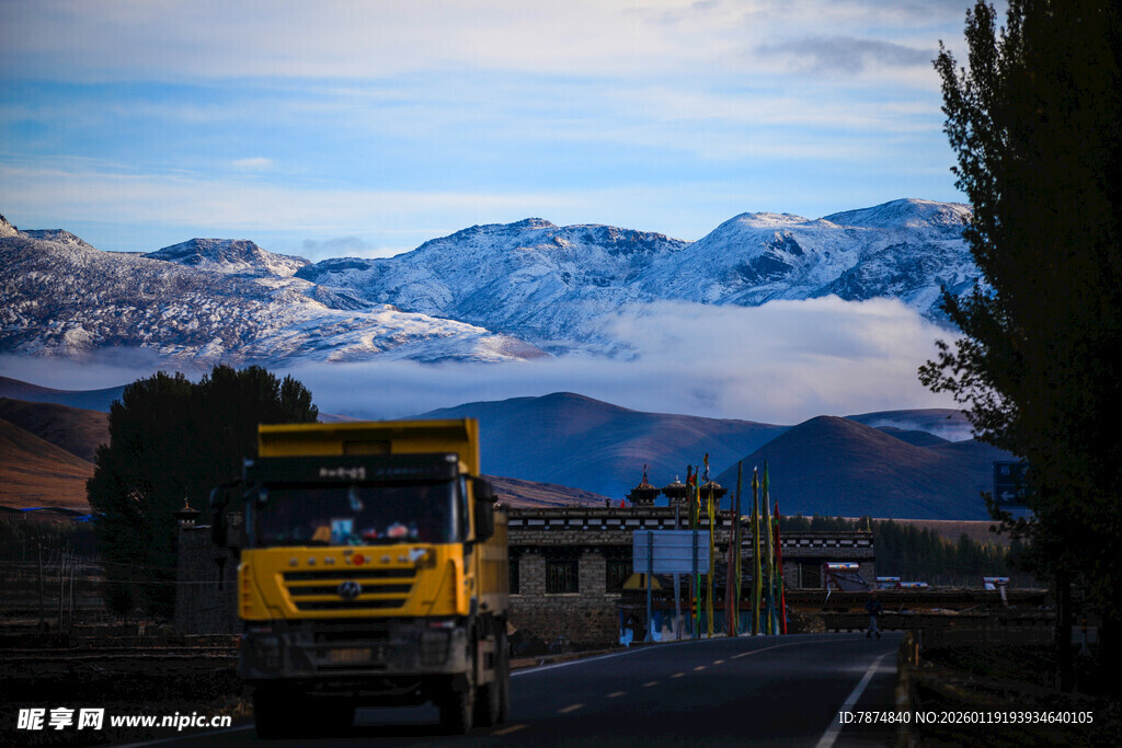 雪山下的黄色列车