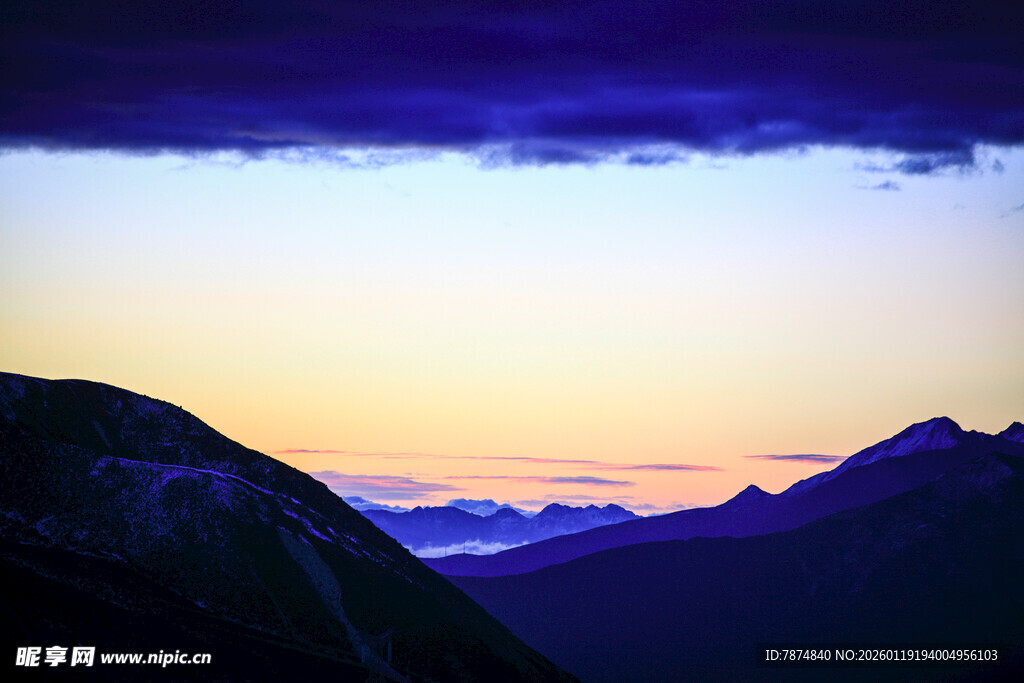 黄昏下的壮丽山峦景色