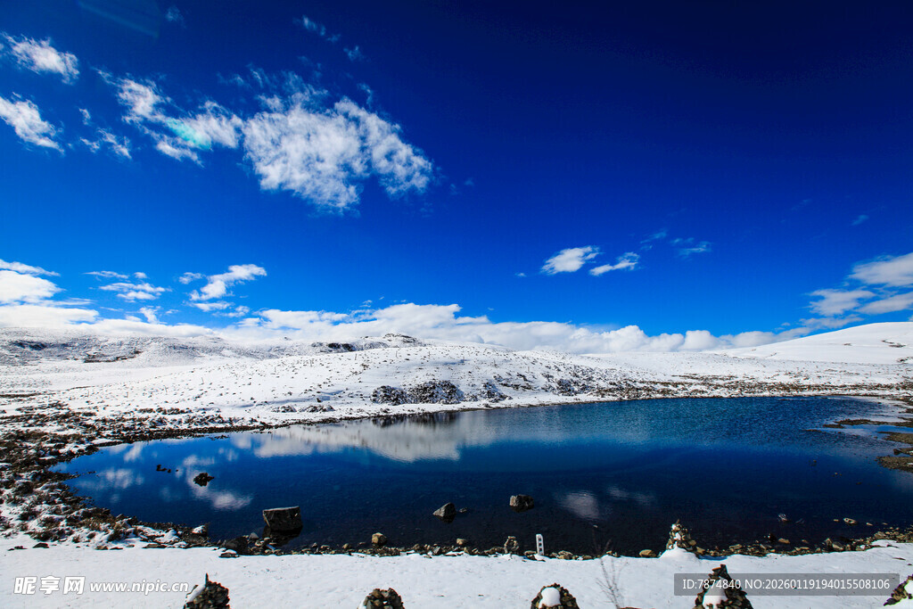 雪山下的静谧蓝色湖泊