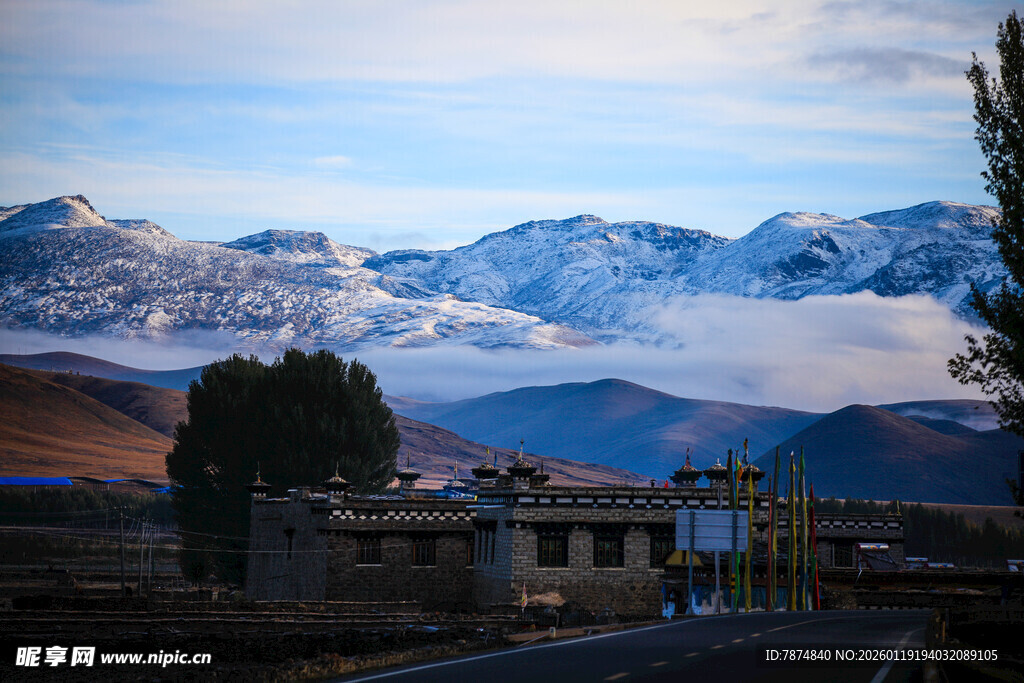 雪山下的宁静村落